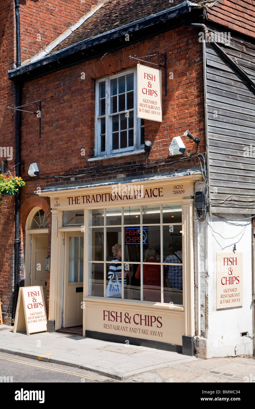 Il tradizionale pesce passera di mare e del chip shop a Downing Street, Farnham Surrey Foto Stock