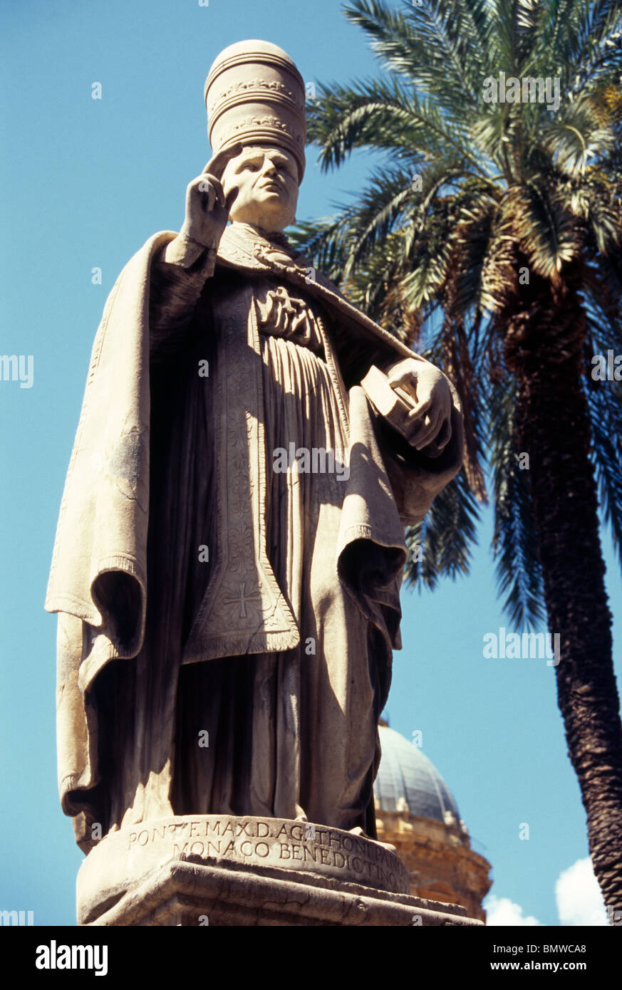 Palermo Sicilia Italia statua del Papa fuori Palermo Cattedrale di Santa Maria Assunta (Santa Maria Assunta) Foto Stock