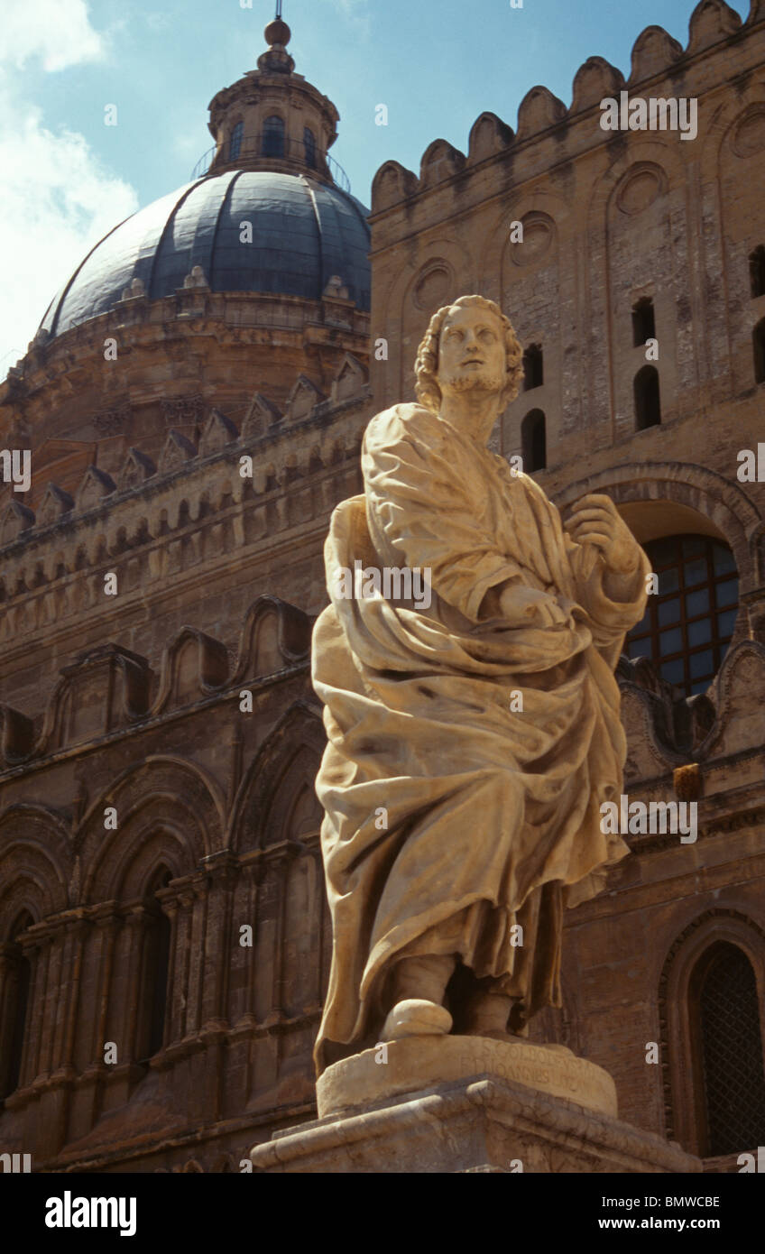 Palermo Sicilia Italia statua di San fuori Palermo Cattedrale di Santa Maria Assunta (Santa Maria Assunta) Foto Stock
