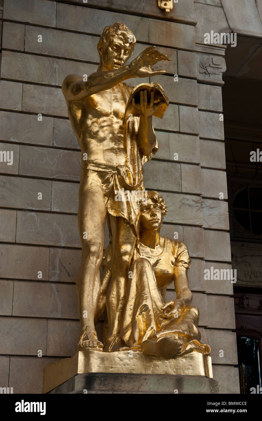 Statua d'oro al teatro drammatico reale Stoccolma Svezia Foto Stock