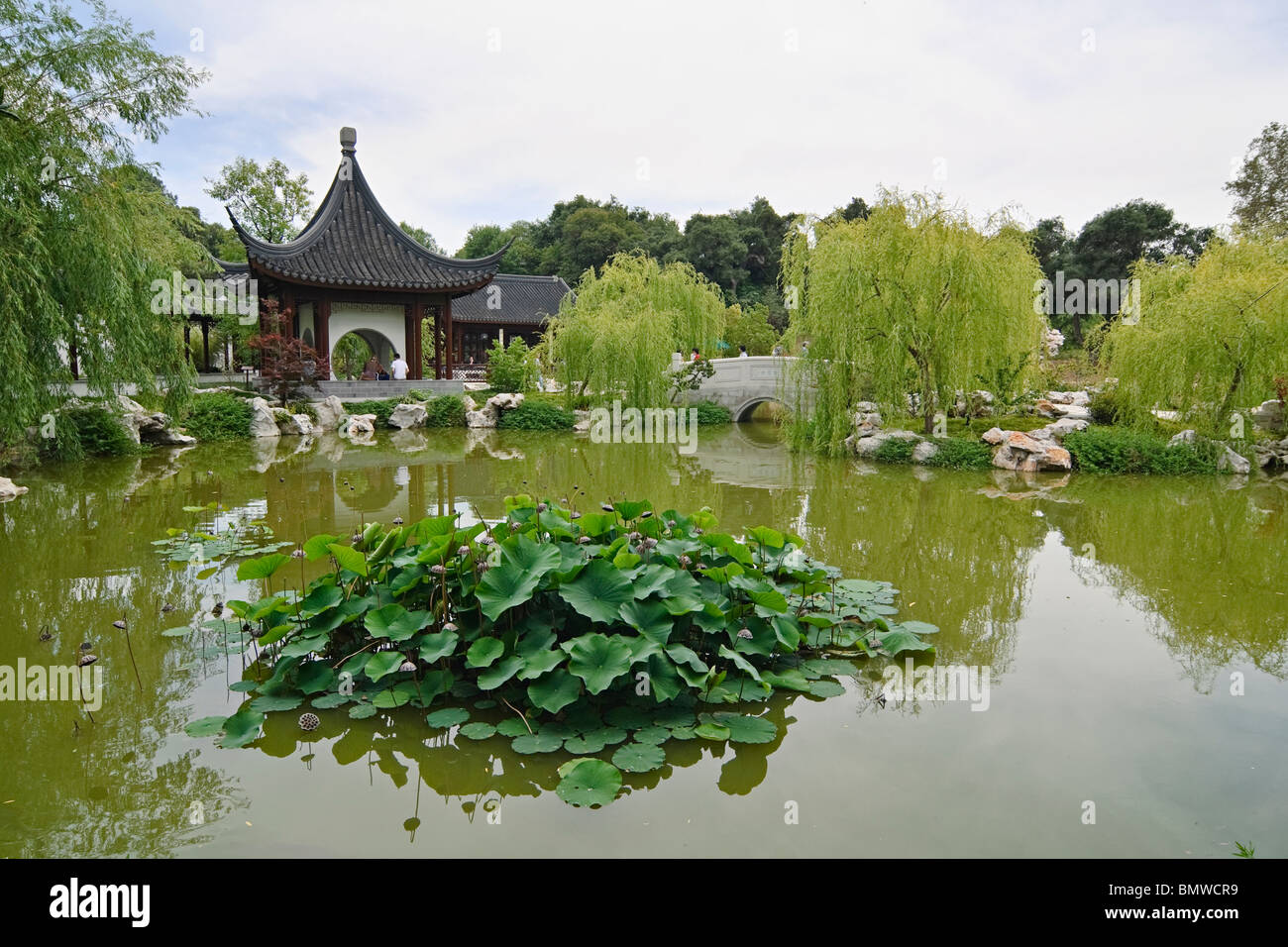 Giardino Cinese con Pagoda e il lago. Foto Stock