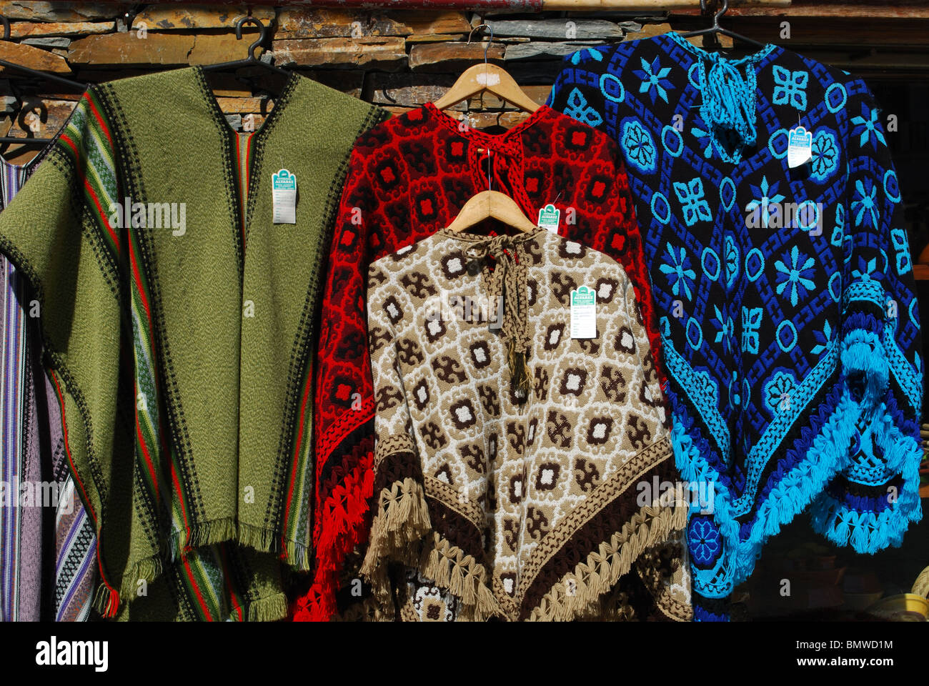 Negozio di vendita realizzati localmente ponchos, Ohanes, Las Alpujarras, provincia di Granada, Andalusia, Spagna, Europa occidentale. Foto Stock