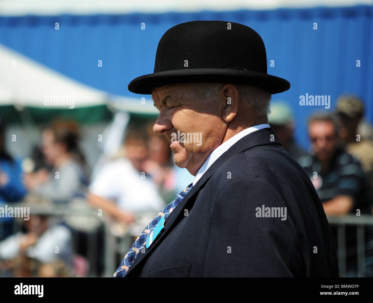 Un giudice di bestiame indossando un cappello bowler presso il Royal Cornwall show, St Albans, Cornwall, Regno Unito Foto Stock