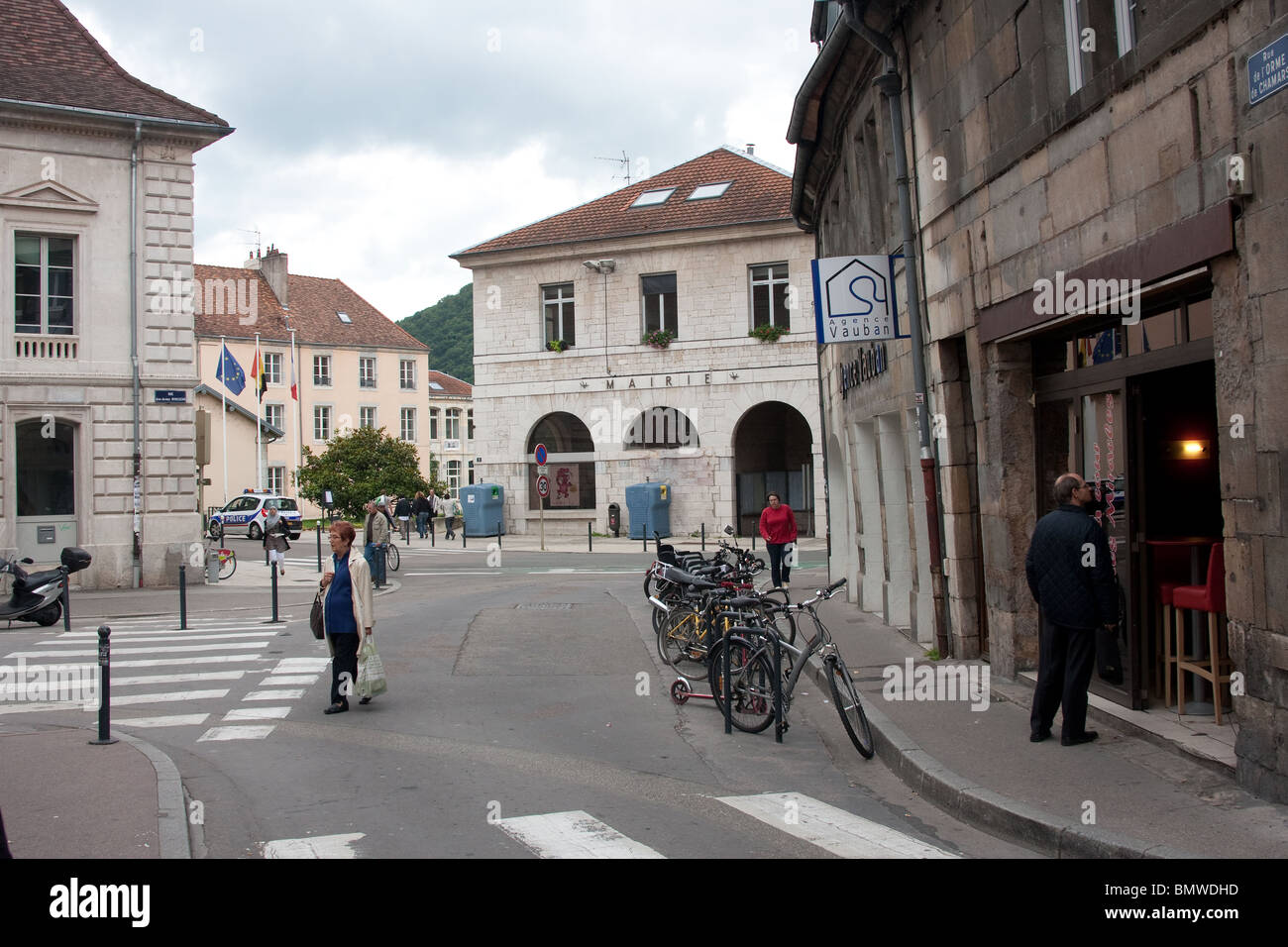 Strada stretta città vecchia case bianche pareti center Foto Stock
