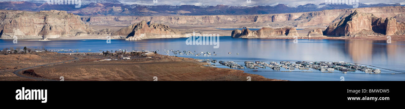 Panorama di Wahweap Marina sul Lago Powell, Arizona, Utah State linea. Foto Stock