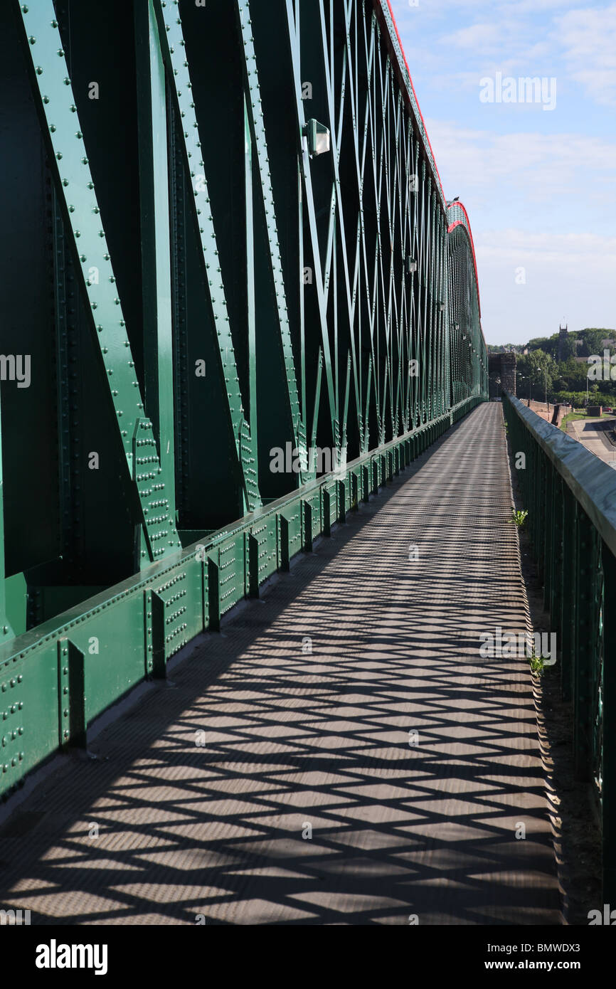 Guardando da sud lungo il sentiero orientale della regina Alexandra ponte sopra il fiume indossare a Sunderland. Foto Stock