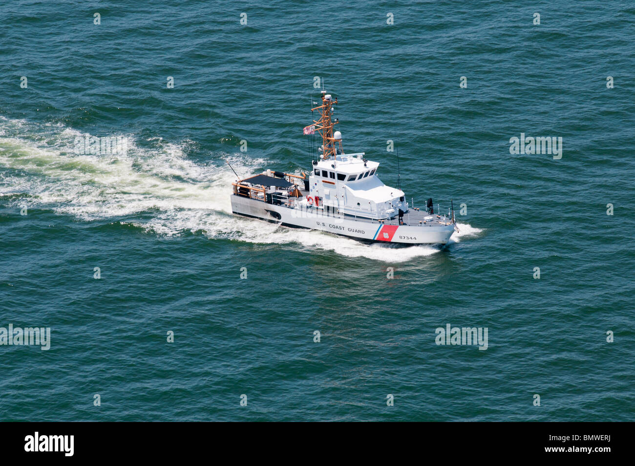 United States Coast Guard Cutter HERON olio di coordinamento di operazioni di scrematura del sud del Petit Bois Isola, Golfo del Messico. Foto Stock