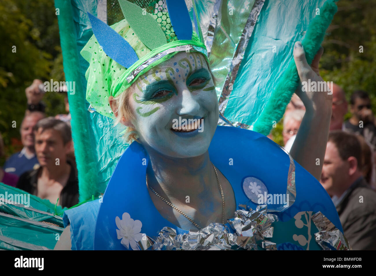 Donna vestito in costume costume per il West End Festival, Glasgow, Scozia Foto Stock