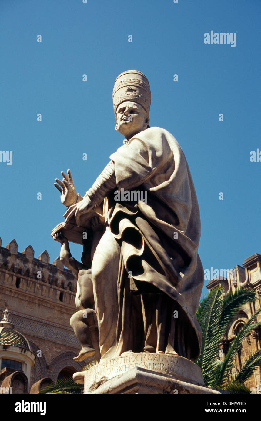 Palermo Sicilia Italia Statua di PONTIFEX MAXIMVS fuori Palermo Cattedrale di Santa Maria Assunta (Santa Maria Assunta) Foto Stock