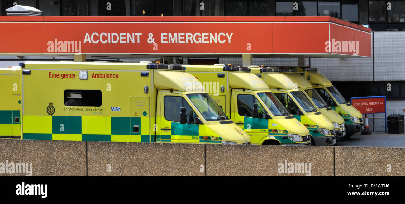 Fila di ambulanze di Londra all'entrata dell'ospedale NHS al reparto di emergenza & di incidente al St Thomas Hospital Lambeth in Londra Inghilterra Regno Unito Foto Stock
