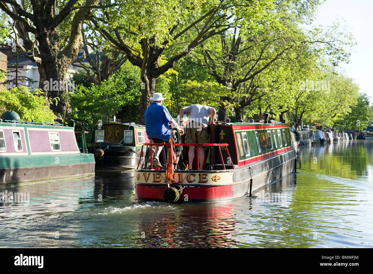 Narrowboat viaggia verso il basso sul Regent's Canal a Little Venice, London, England, Regno Unito Foto Stock