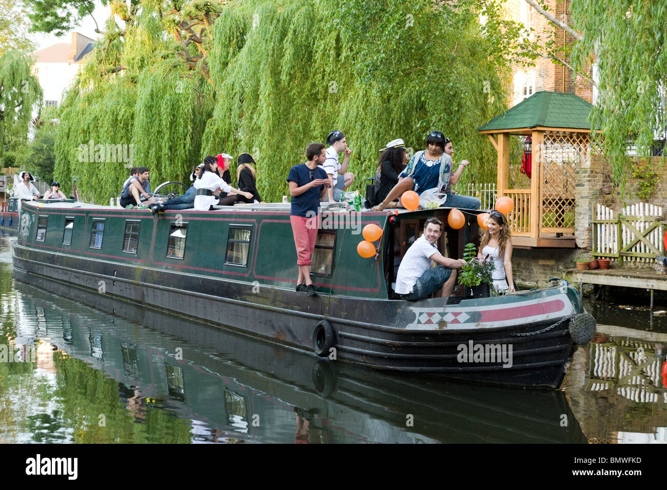 Narrowboat viaggia verso il basso sul Regent's Canal in Camden, London, England, Regno Unito Foto Stock
