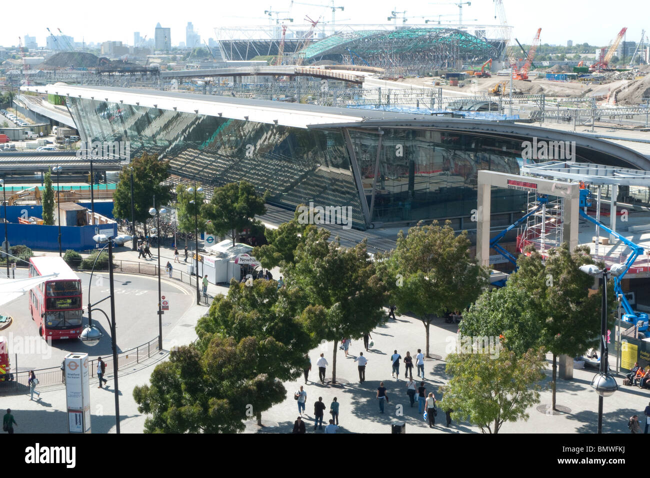 Vista al di sopra la stazione di Stratford e 2012 Olympic sito in costruzione, Stratford East London Inghilterra England Regno Unito Foto Stock