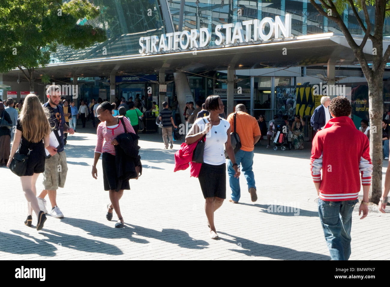 Pendolari fuori Stratford stazione ferroviaria stazione più vicina al sito di 2012 Olimpiadi, Stratford, East London Inghilterra England Regno Unito KATHY DEWITT Foto Stock