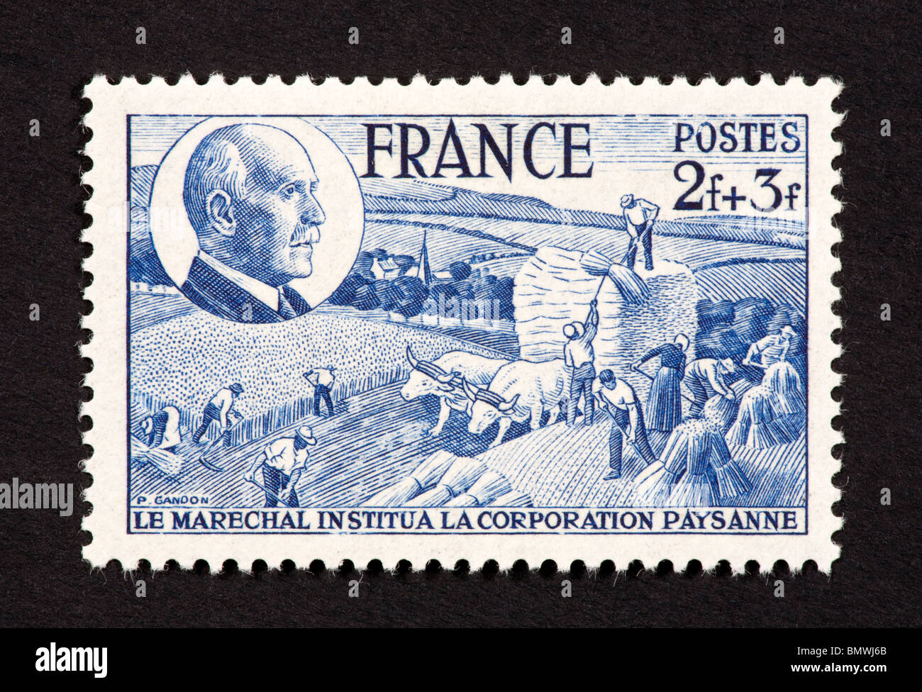 Francobollo da Francia raffigurante una scena di fattoria, per Marshall Henri Petain's 88 esimo compleanno. Foto Stock