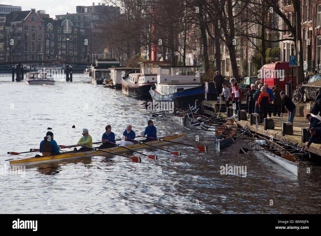 I canottieri sul canal Amsterdam Paesi Bassi Foto Stock