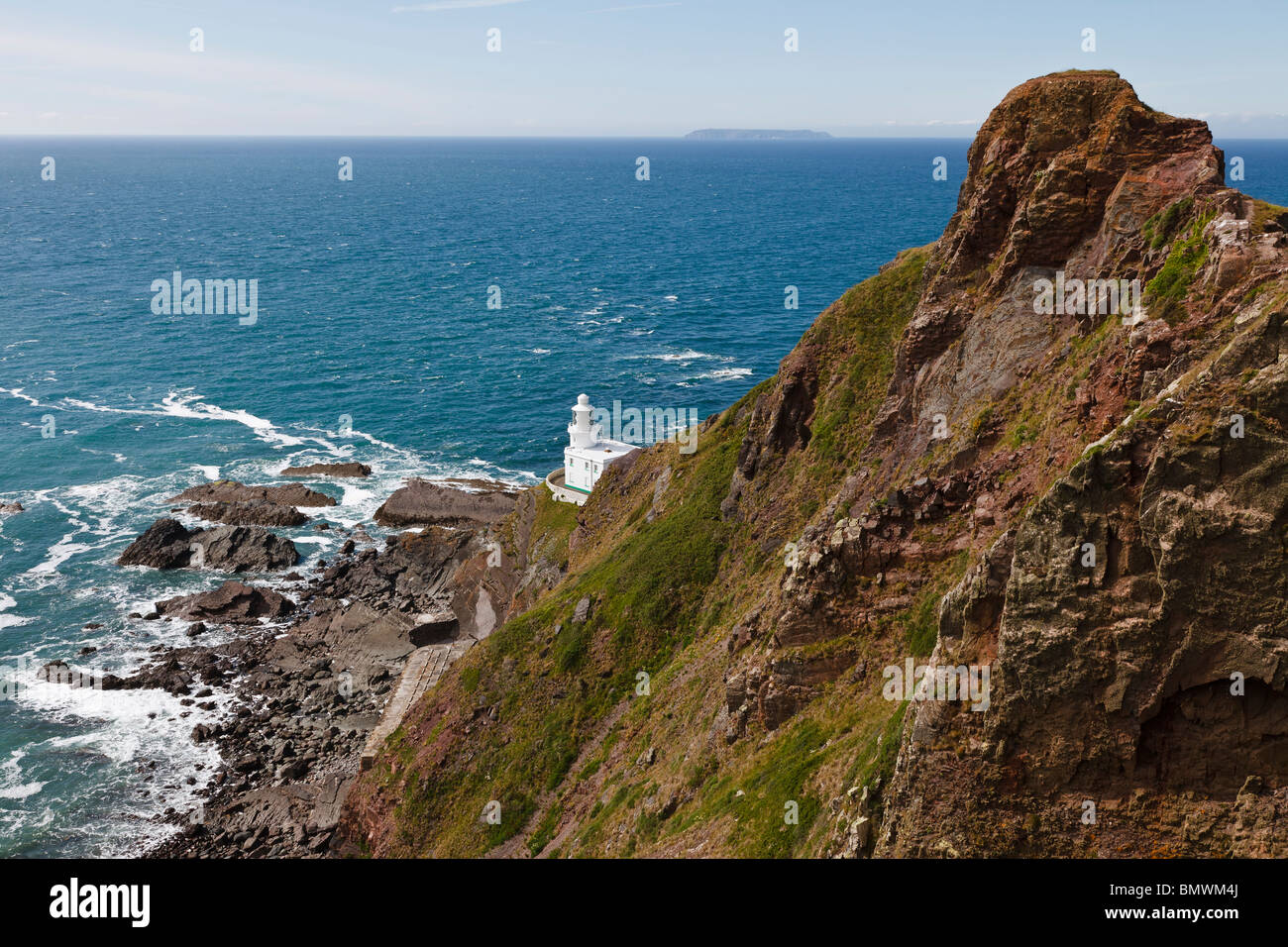 Hartland Point lighthouse e vista verso Lundy Island, Devon, Inghilterra Foto Stock