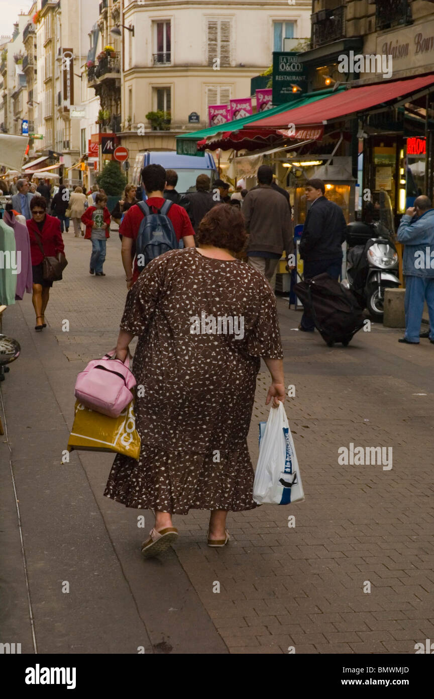 Donna borse e zaini rue de Levis Market street Parigi Francia Europa Foto  stock - Alamy