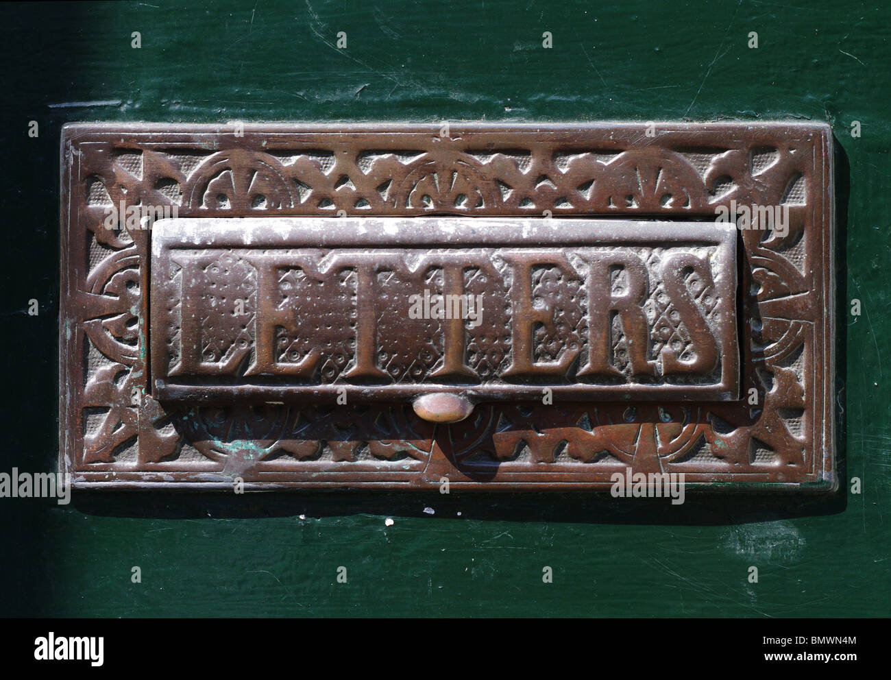 Vecchio ottone georgiano Londra letterbox su una porta verde Foto Stock