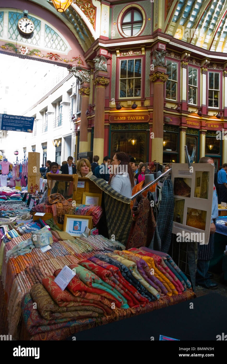 Bancarella vendendo i prodotti tessili e di capi di abbigliamento al mercato Leadenhall City di Londra Inghilterra Regno Unito Europa Foto Stock