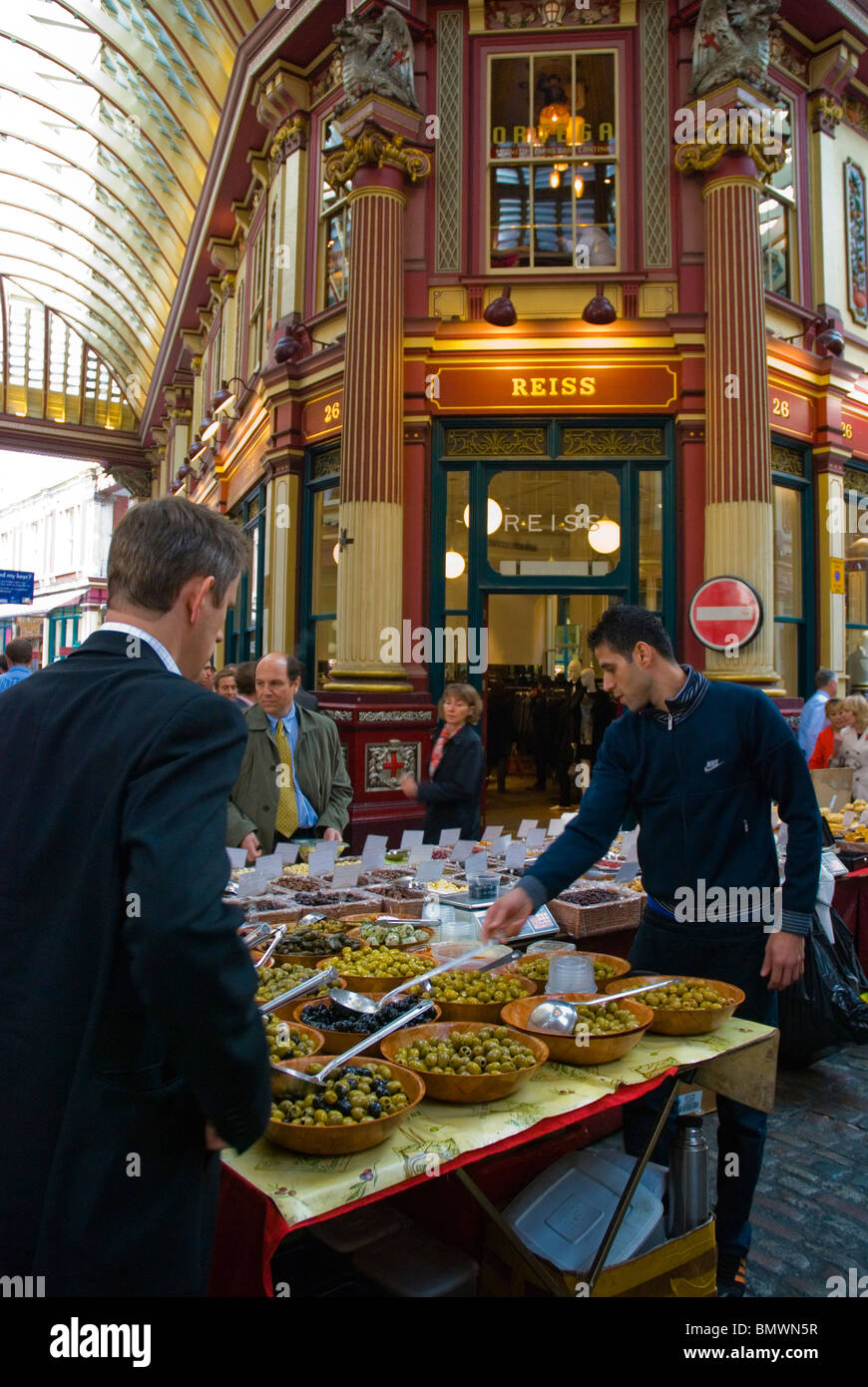 Bancarella vendendo olive e altre prelibatezze al mercato Leadenhall City di Londra Inghilterra Regno Unito Europa Foto Stock