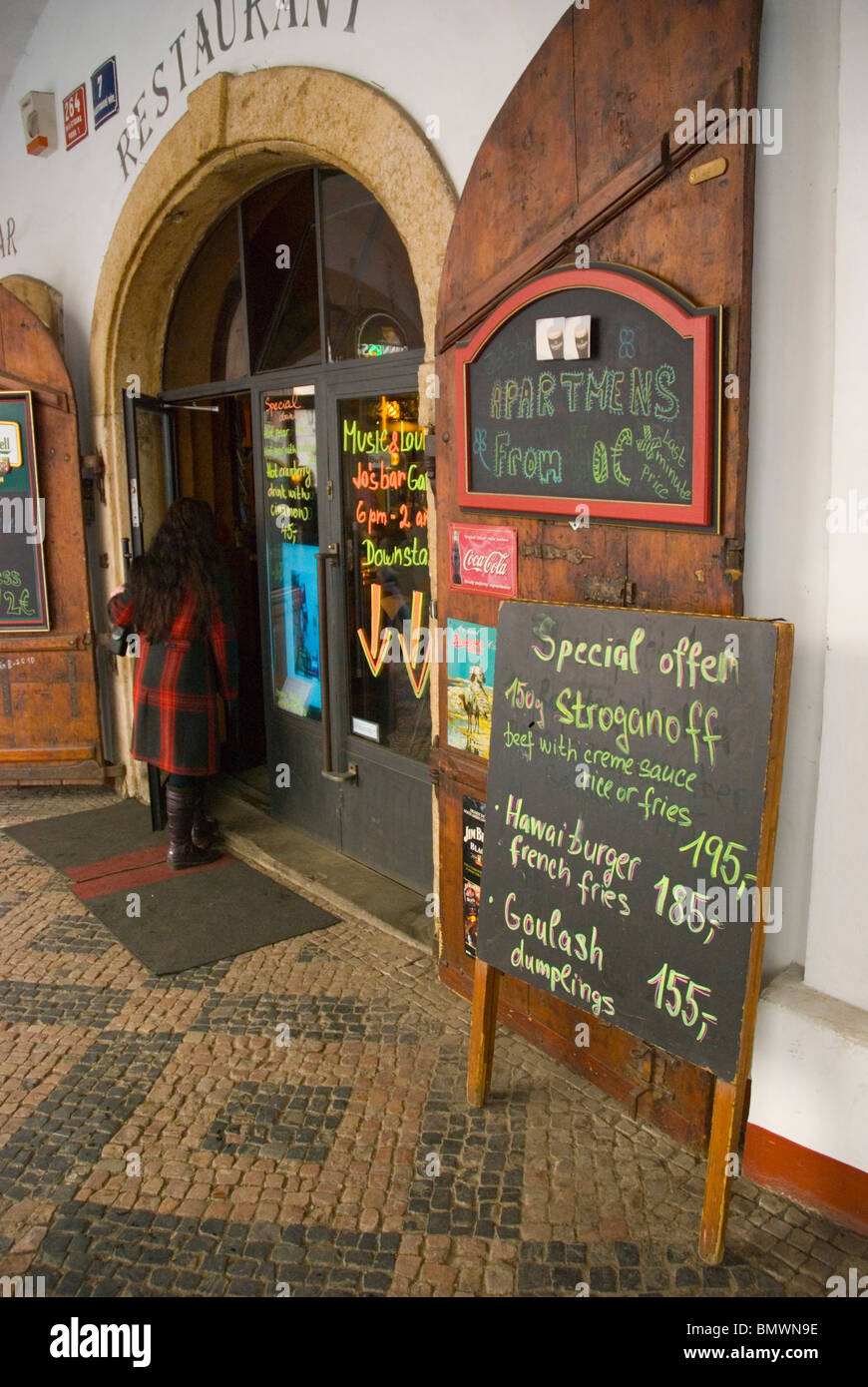 Jo's bar e garaz Ristorante e bar di Mala Strana di Praga Centrale Repubblica Ceca Europa Foto Stock