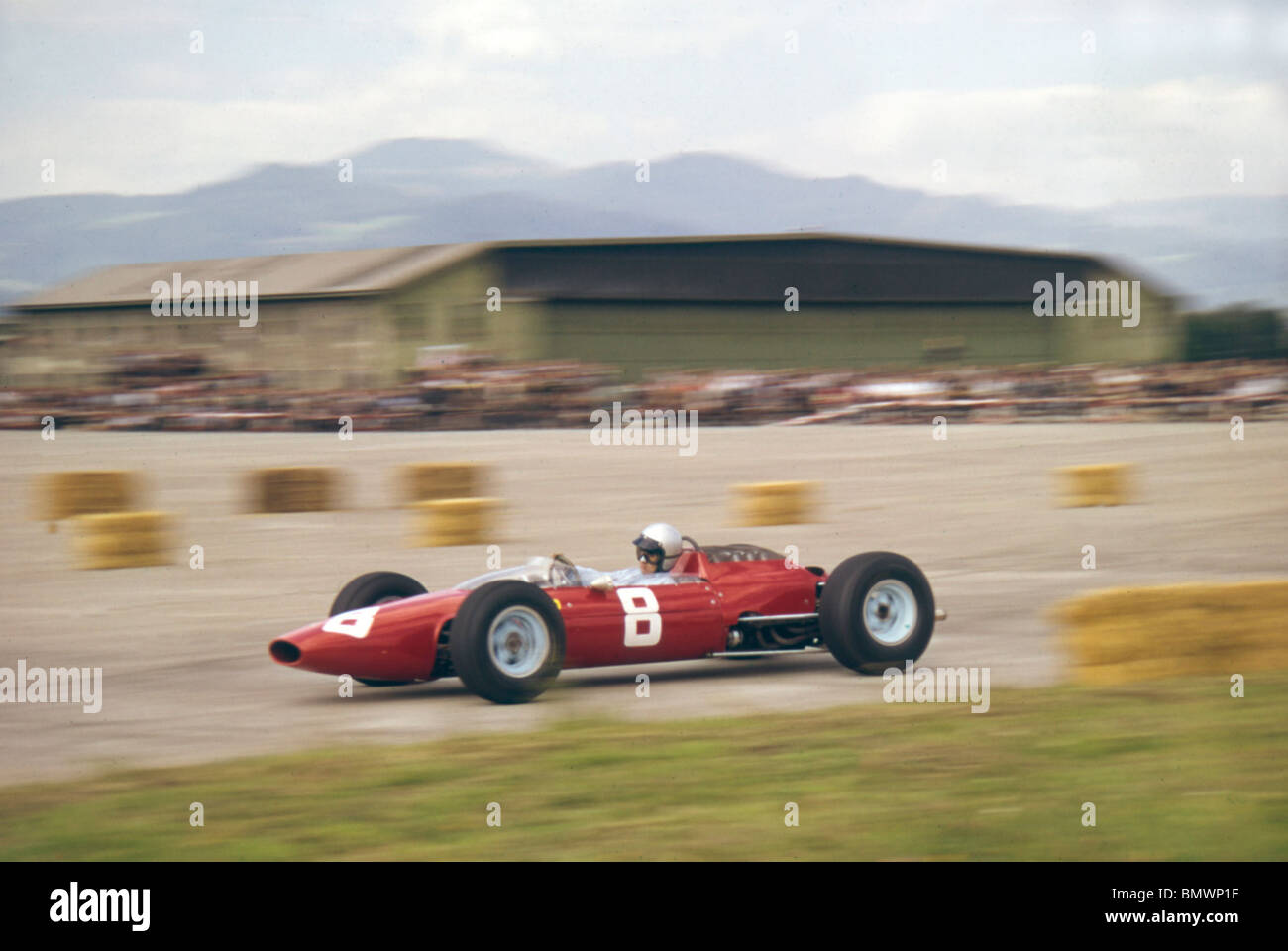 Lorenzo Bandini in Ferrari 156 sul suo modo di vincere il 1964 Austrian Grand Prix a Zeltweg Foto Stock