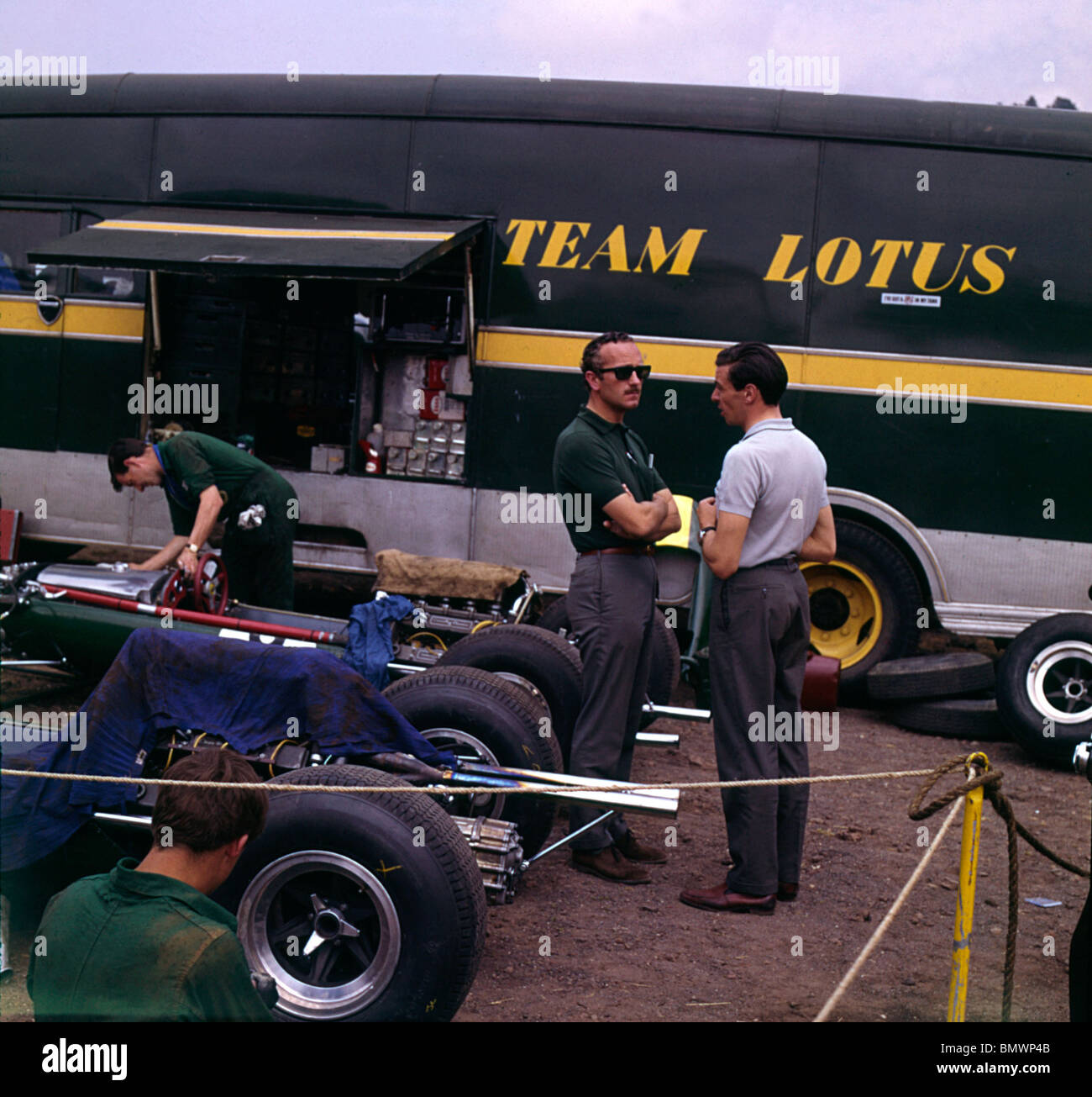 Colin Chapman e Jim Clark nel paddock prima del 1965 grande Prix francese a Clermont-Ferrand Foto Stock