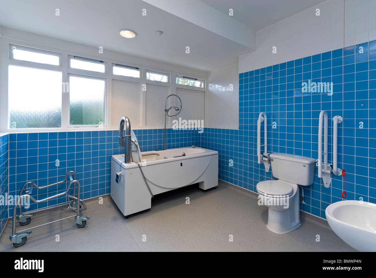 Disabili e malati di bagno in un allattamento cura / home Foto Stock