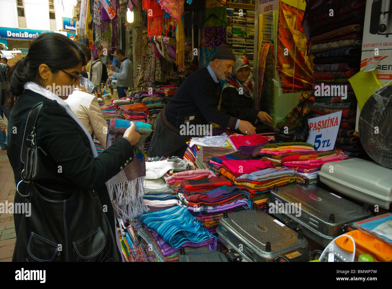 Sciarpa Pashmina in stallo il Grand Bazaar zona quartiere di Sultanahmet Istanbul Turchia Europa Foto Stock