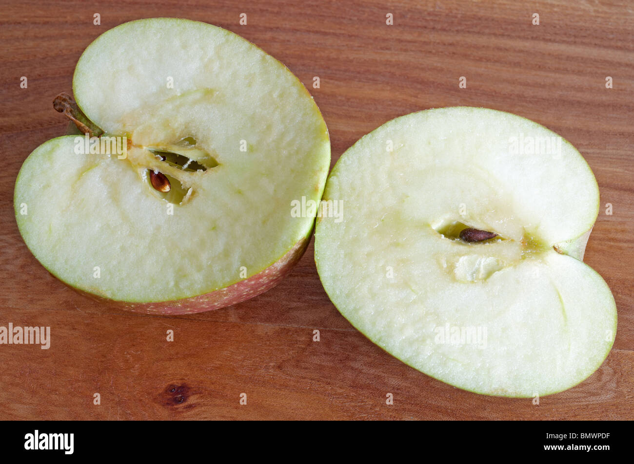 Mangiare apple tagliati a metà Foto Stock