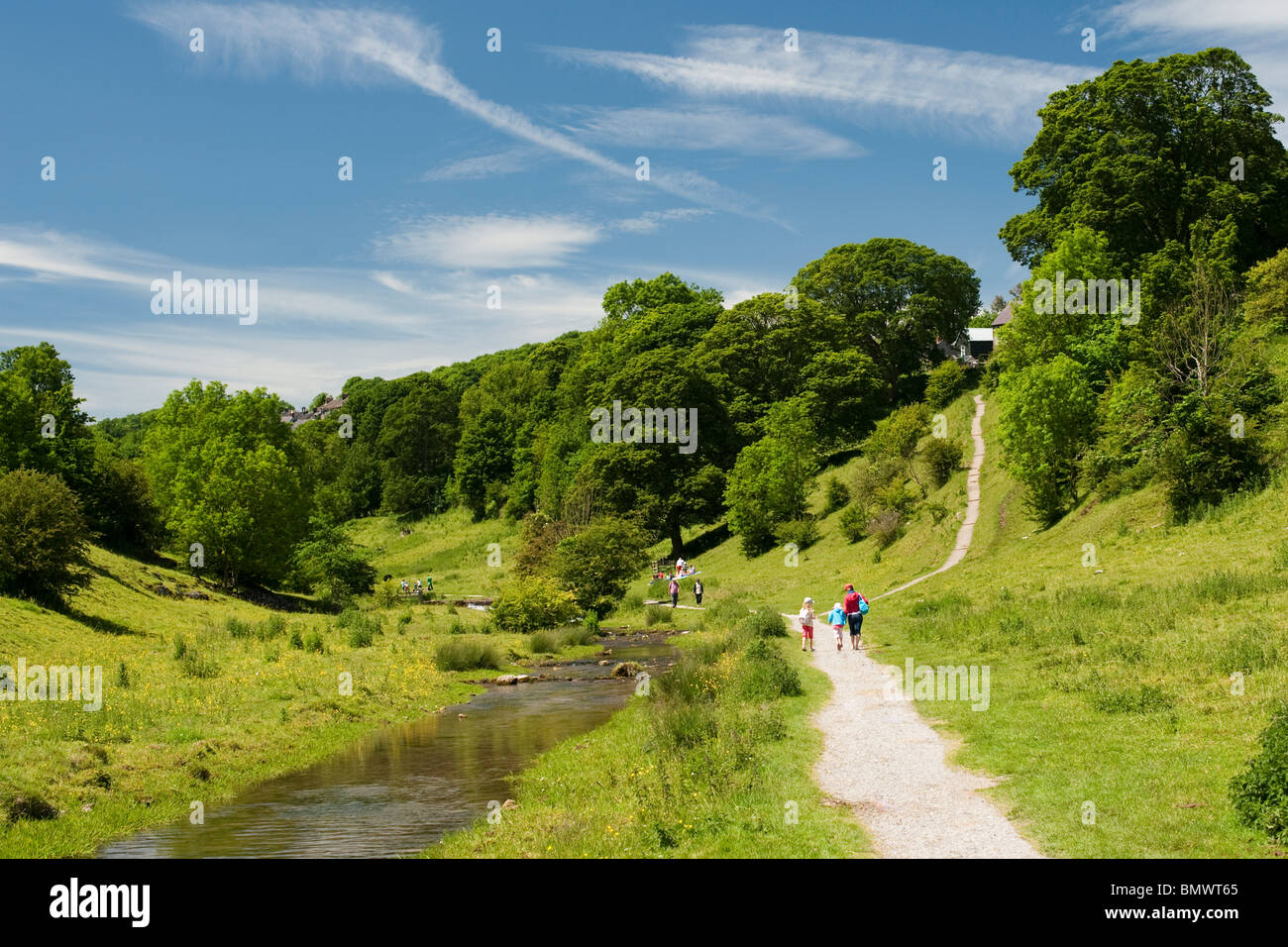 Il fiume di Bradford in Bradford Dale. Il percorso per passeggiate, è noto come modo di calcare ed è vicino a Youlgrave, Peak District, Derbyshire, Inghilterra, GB. Foto Stock