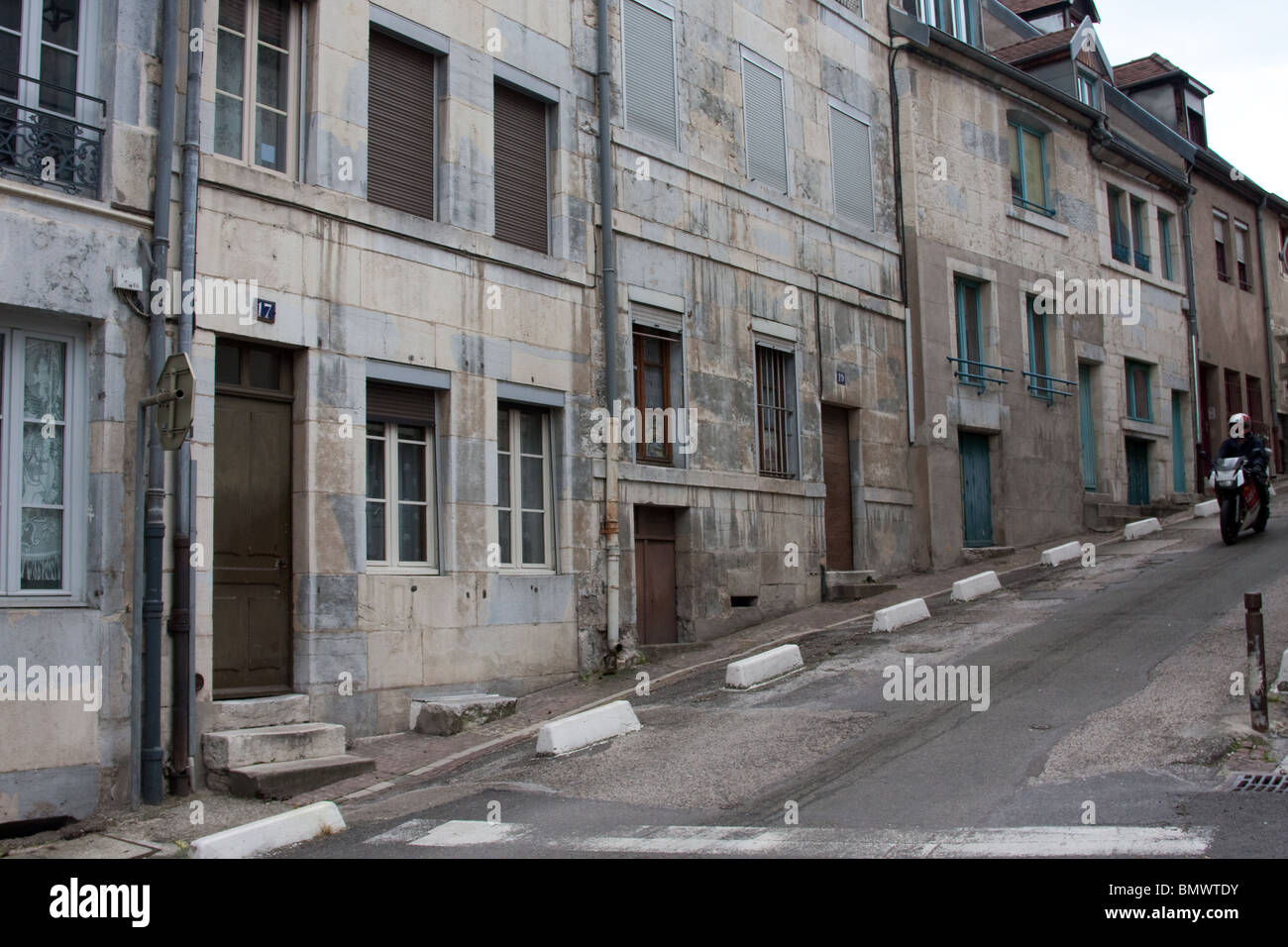Strada stretta città vecchia case bianche pareti center Foto Stock