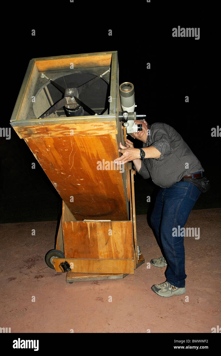 Rick Shaffer, ex-astronomo della NASA con il suo telescopio artigianale,  Sedona, AZ Foto stock - Alamy