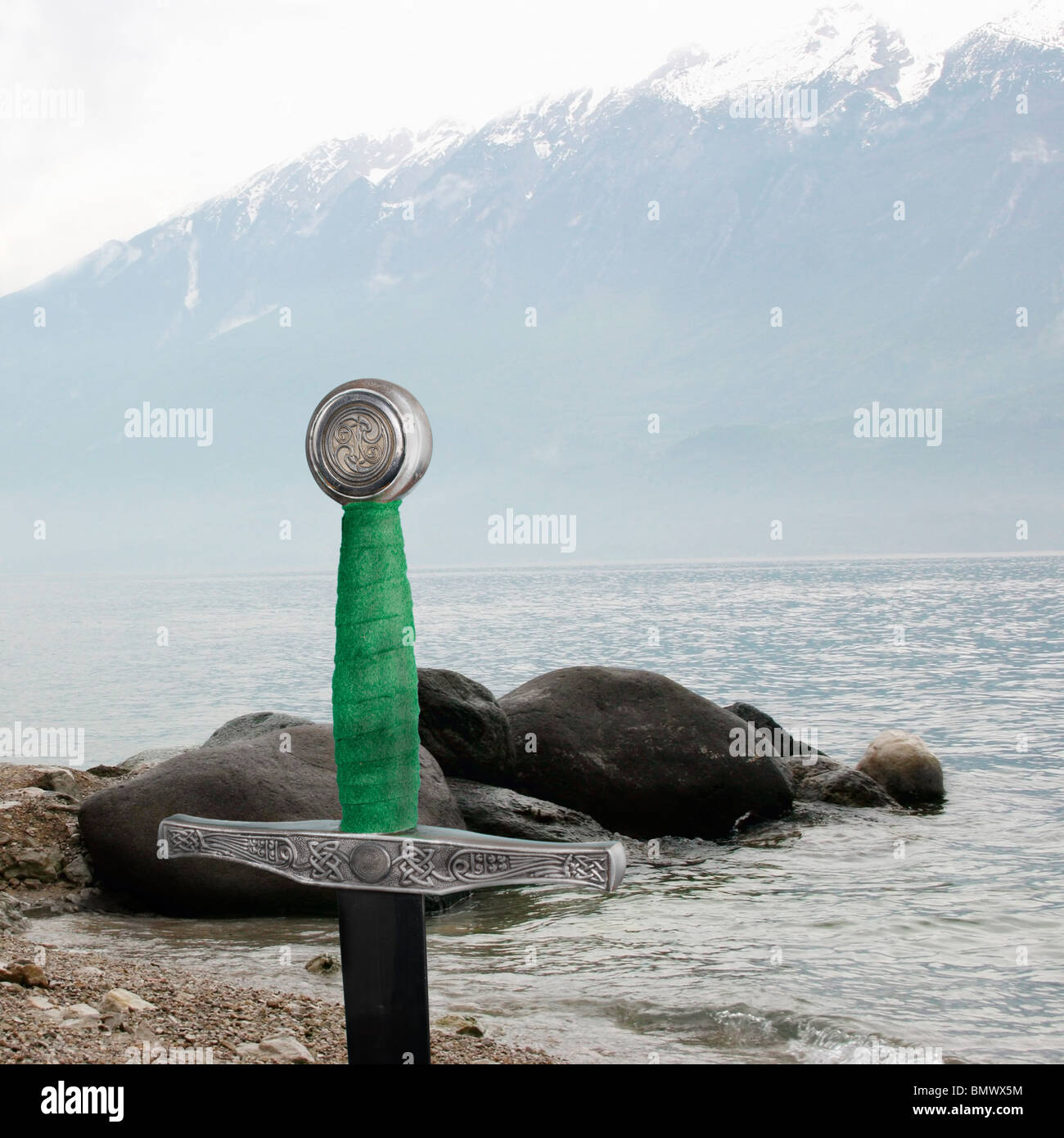 Un'antica spada bloccato in un lago da Misty Mountains. Foto Stock