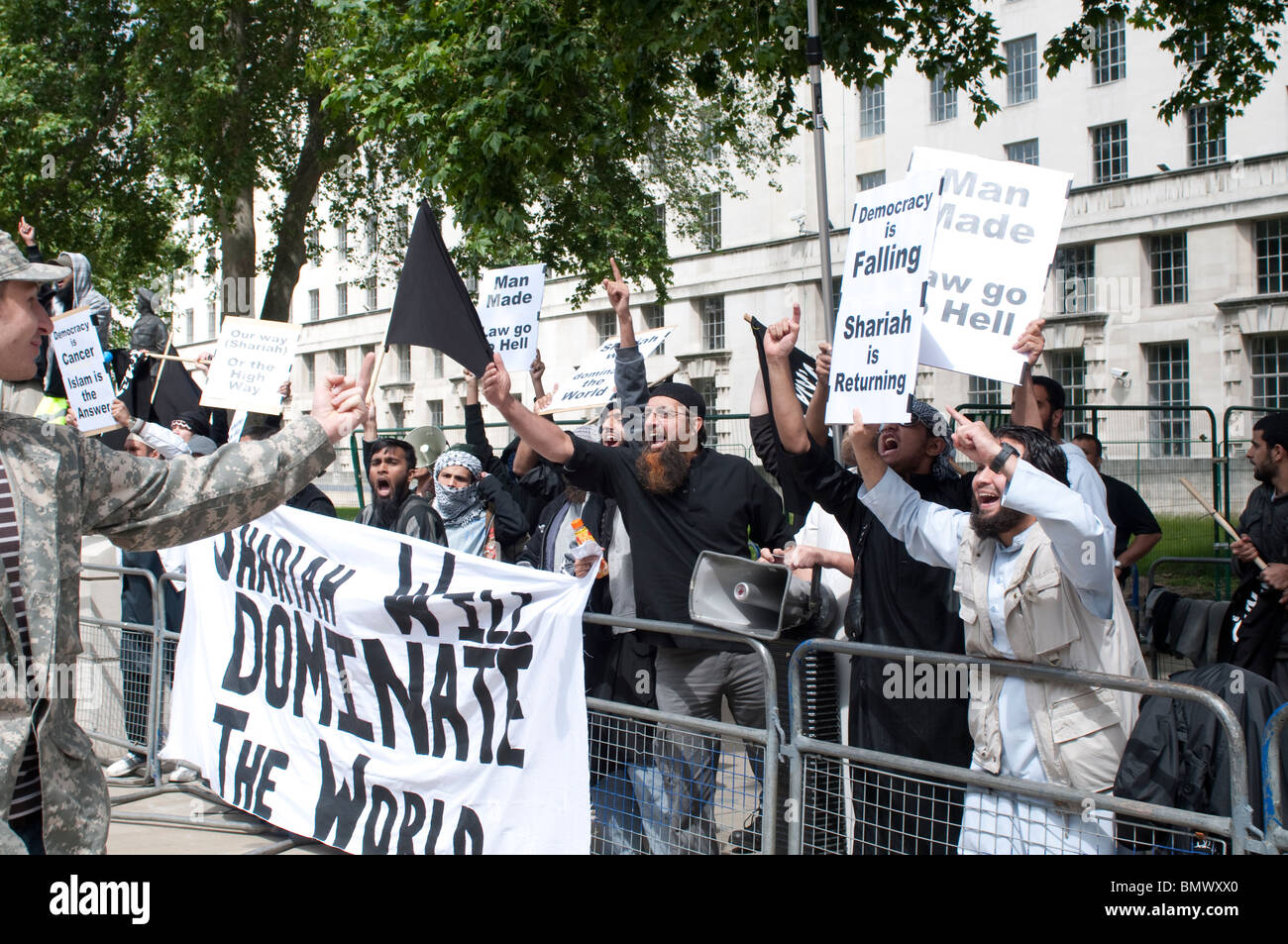 L'uomo della Difesa inglese League (LDF) provocazioni Sharia manifestanti, Whitehall, LONDRA, REGNO UNITO, 20 giugno 2010 Foto Stock