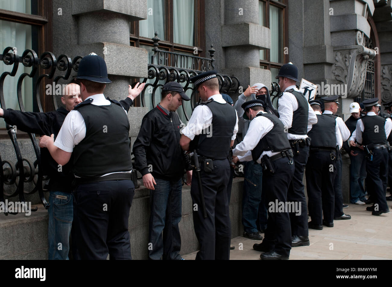 La polizia cerca membri della Difesa inglese League (LDF), Whitehall, LONDRA, REGNO UNITO, 20 giugno 2010 Foto Stock