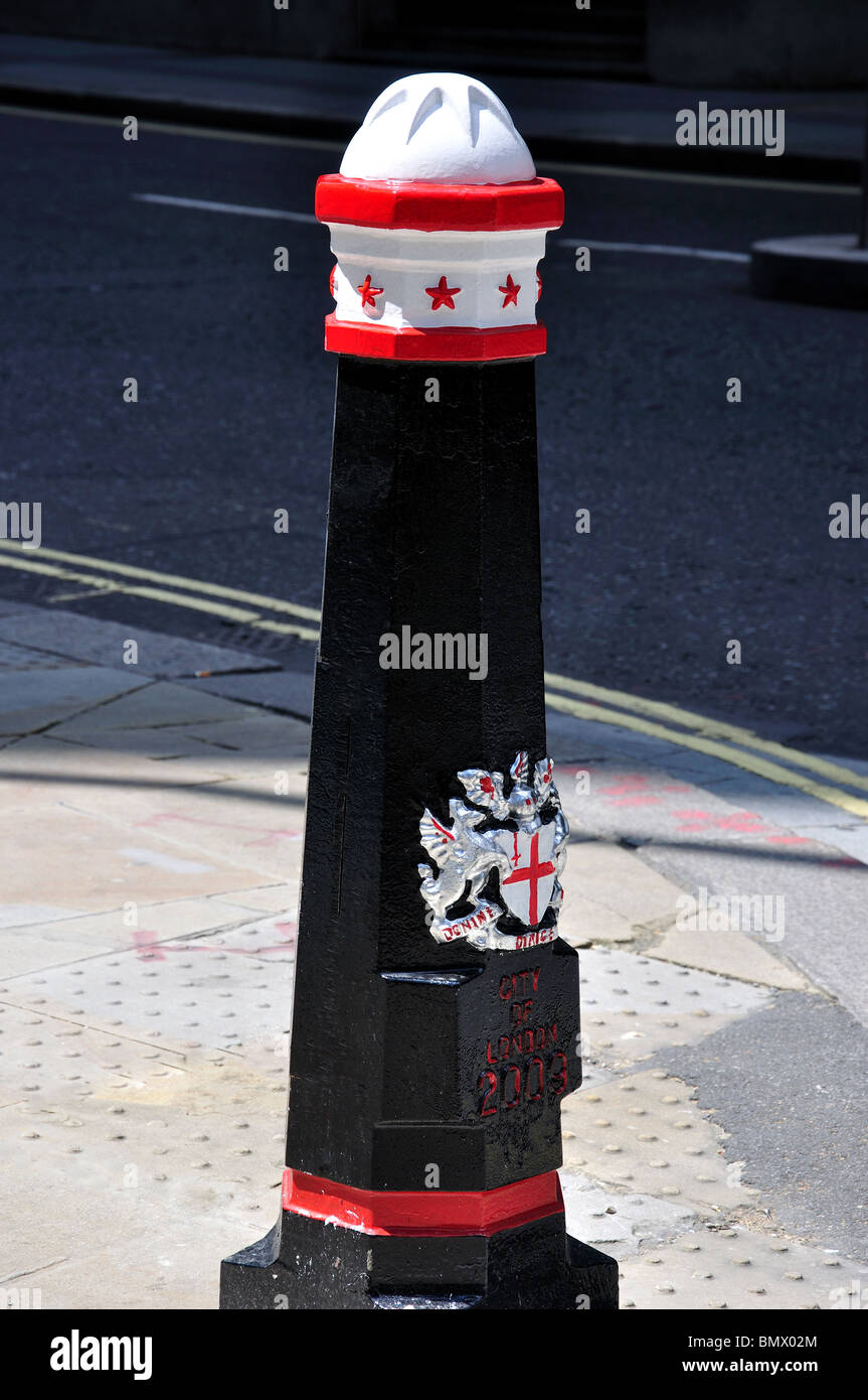 Colorate bollard traffico con la City di Londra stemma, città di Londra Greater London, England, Regno Unito Foto Stock