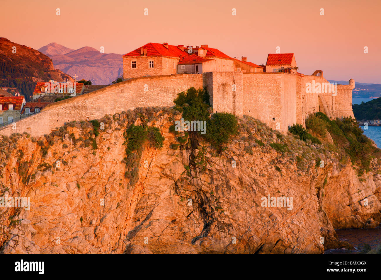 La città vecchia di Dubrovnik protetto dalla ripida scogliera e la parete Foto Stock