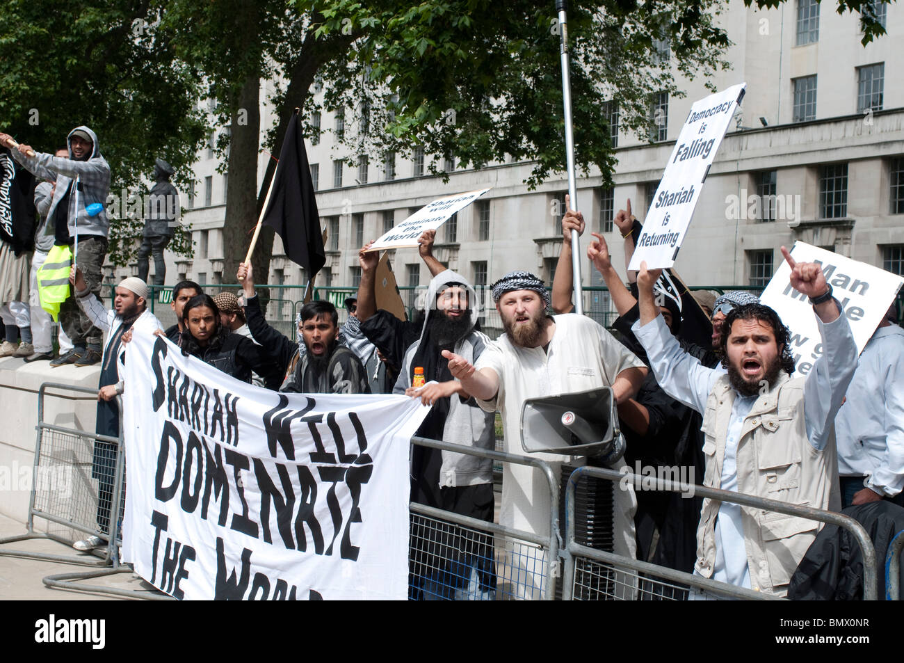 Manifestanti islamici con striscione "la Sharia dominerà il mondo", , manifestanti della Sharia Law, Whitehall, Londra, Regno Unito, 20 giugno 2010 Foto Stock