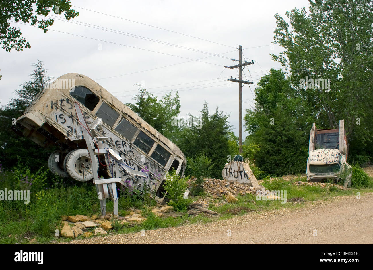 Truckhenge di Ron Lessman a Topeka, Kansas, un'eccentrica installazione artistica a bordo strada di camion verticali simili a Stonehenge. Foto Stock