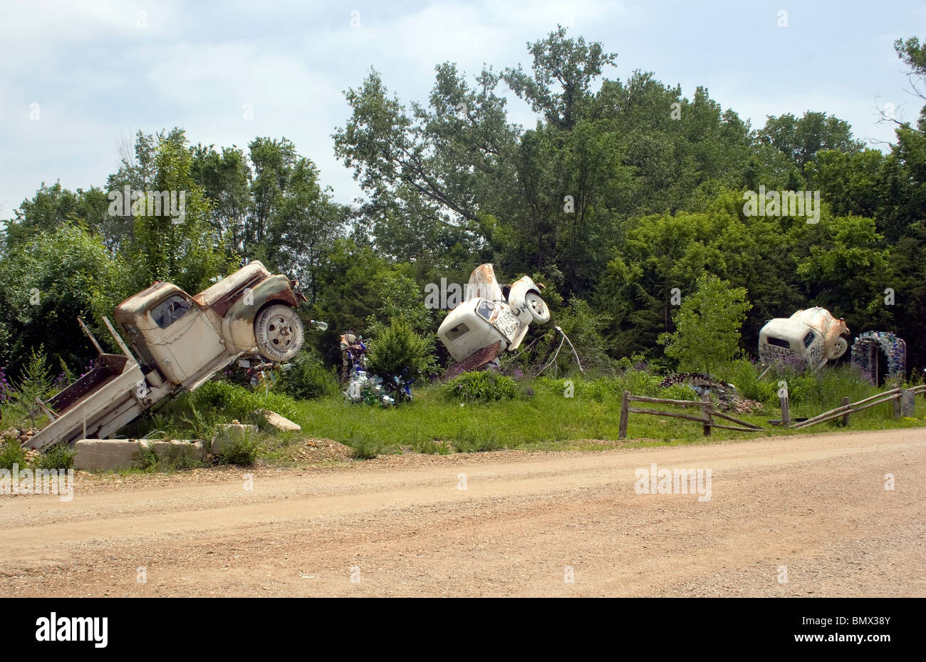 Truckhenge di Ron Lessman a Topeka, Kansas, un'eccentrica installazione artistica a bordo strada di camion verticali simili a Stonehenge. Foto Stock