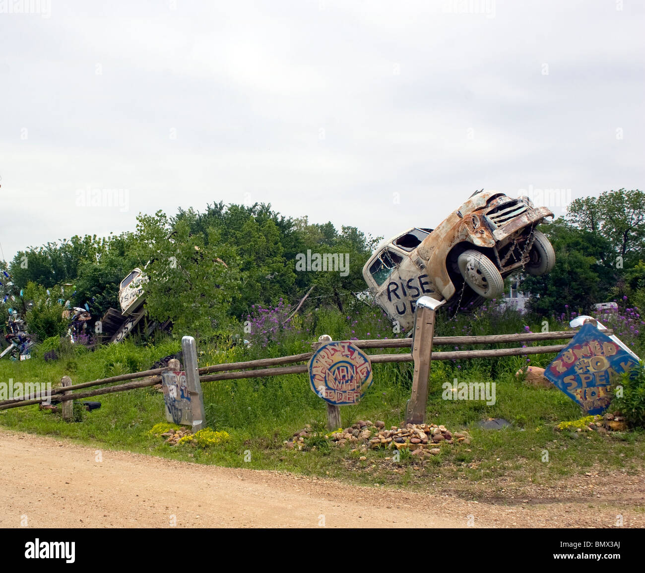 Truckhenge di Ron Lessman a Topeka, Kansas, un'eccentrica installazione artistica a bordo strada di camion verticali simili a Stonehenge. Foto Stock