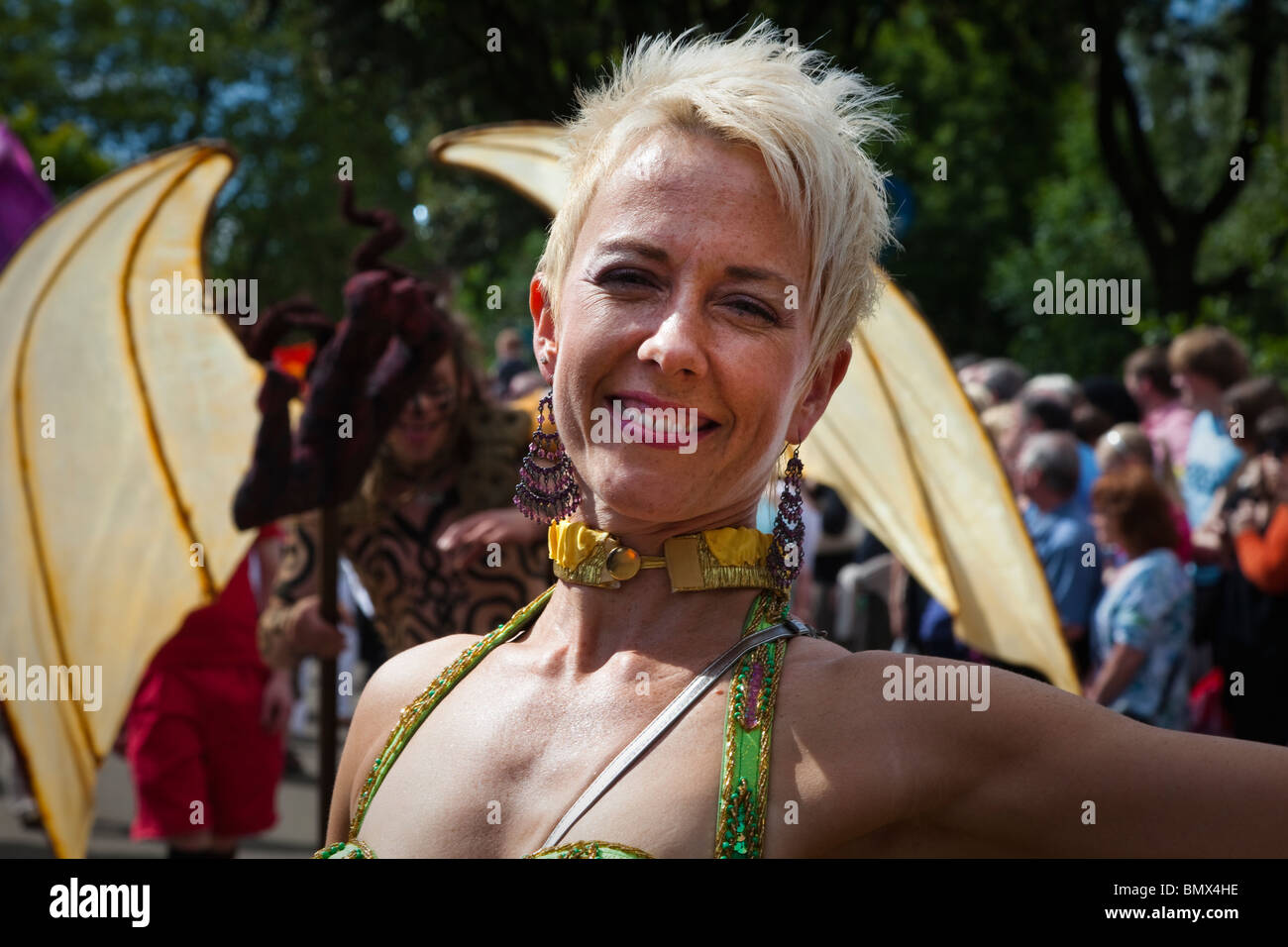 Donna vestito in costume di carnevale per la West End Festival, Glasgow Foto Stock