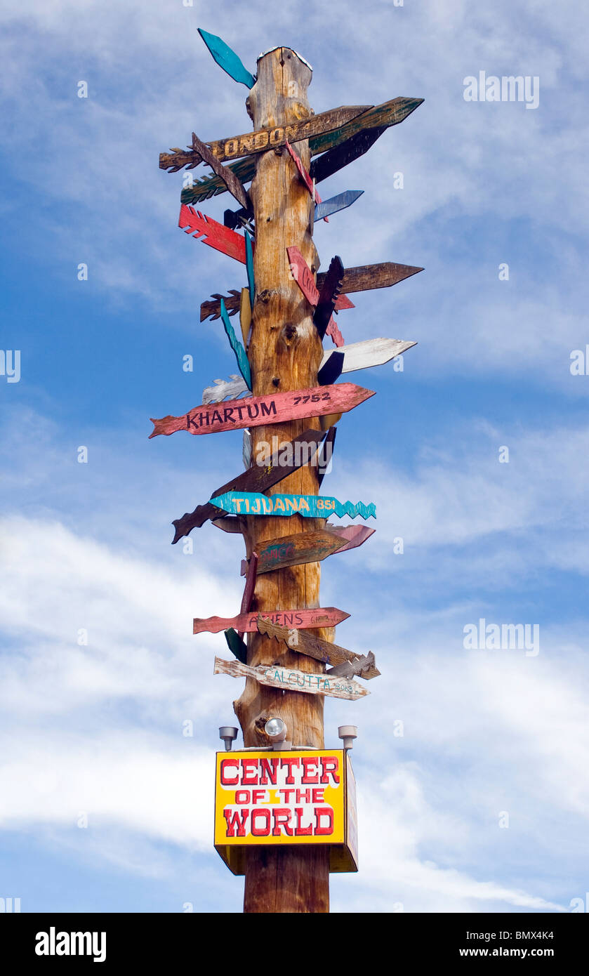 Le frecce di direzione al Center of the World di Golden, Colorado, indicano le città di tutto il mondo, un'attrazione stravagante a lato della strada e un punto fotografico. Foto Stock