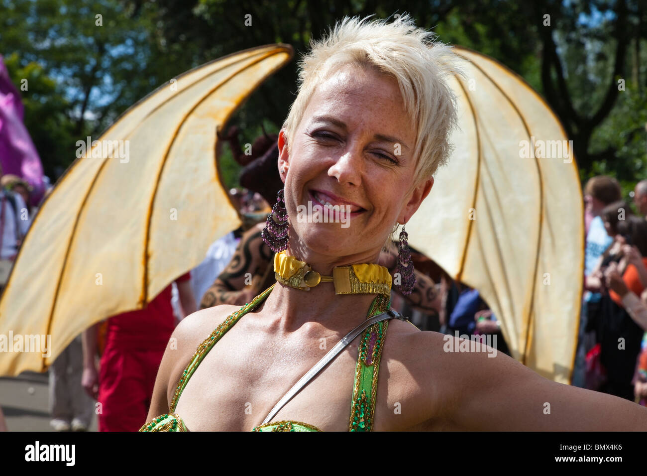 Donna vestito in costume di carnevale per la West End Festival, Glasgow Foto Stock