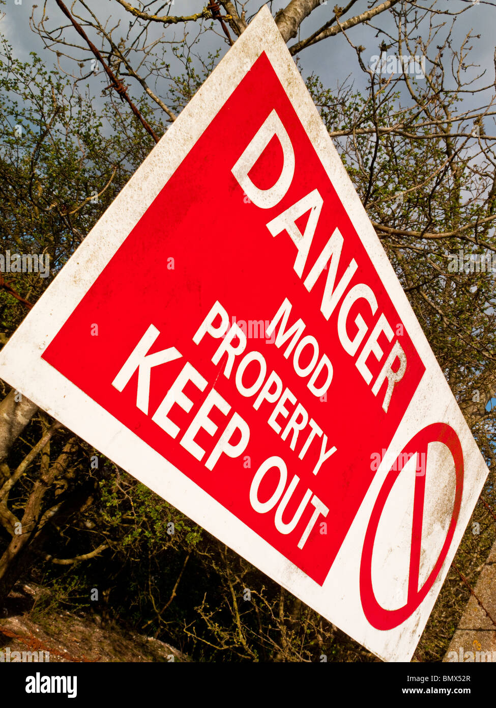 Pericolo proprietà MOD Tenere fuori segno esterno di una base militare nel Regno Unito Foto Stock