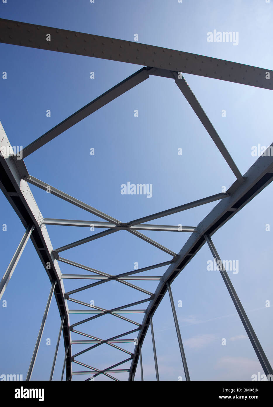 Ponte di ferro a struttura di supporto, utilizzando rivettato travi in acciaio. Foto Stock