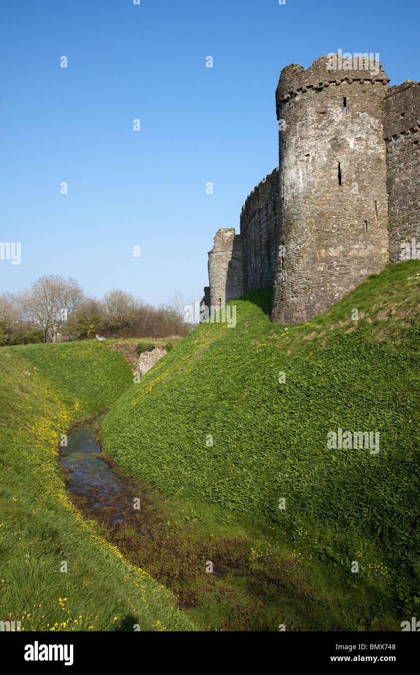 La rovina di Kidwelly Castle e fossato Carmarthenshire Wales UK Foto Stock