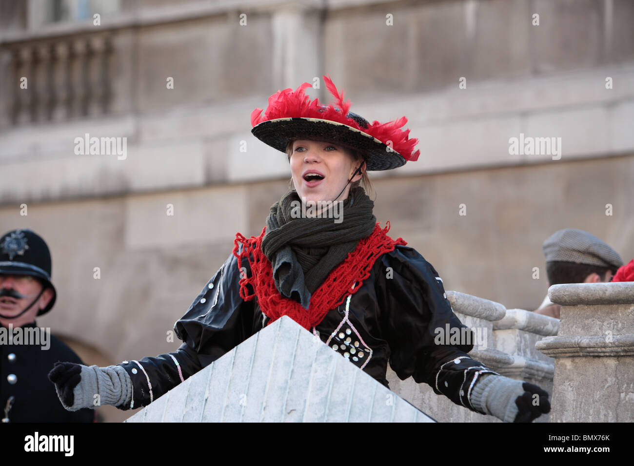 Giovane donna in abiti vittoriani a cantare nel primo giorno del nuovo anno Parade, Whitehall, Westminster, London WC2. Foto Stock